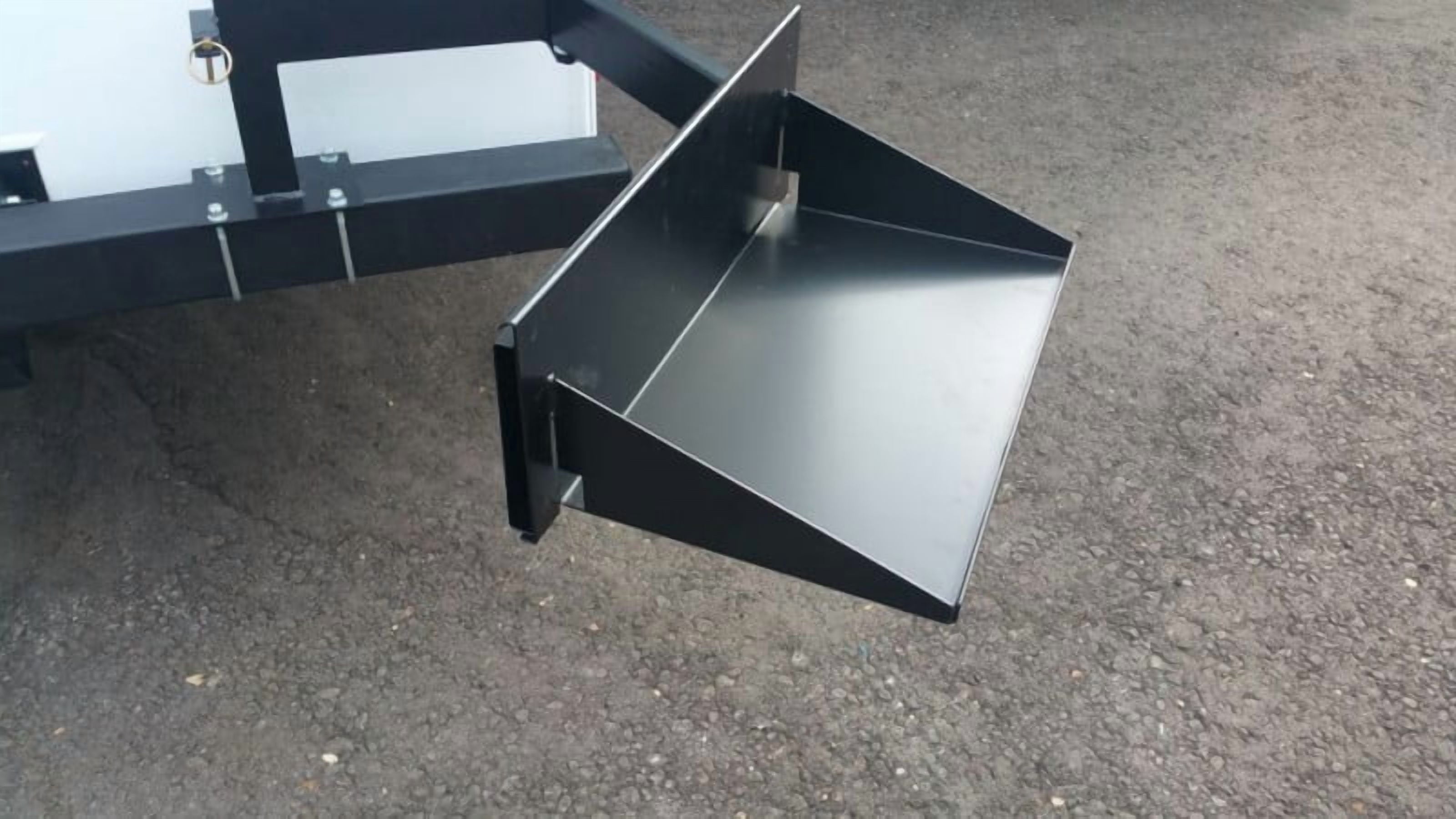 Bumper Arm Grill Table